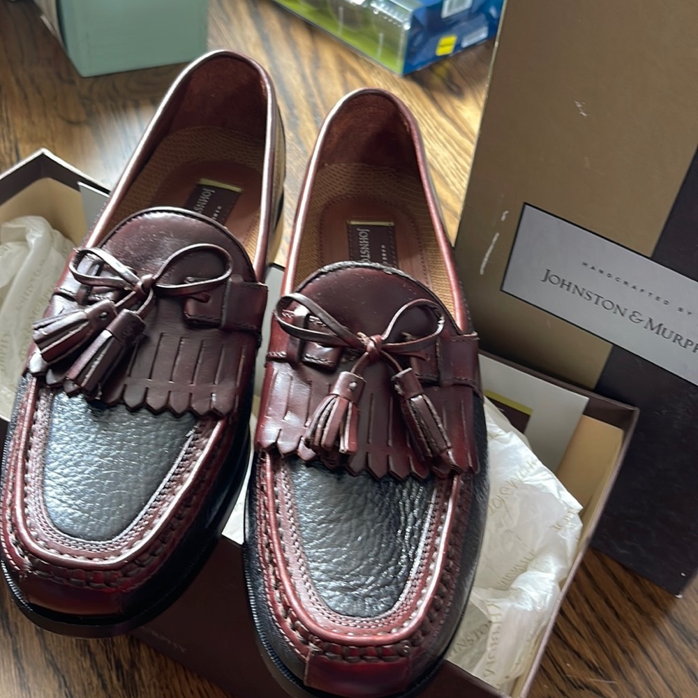 Size 9 med Johnston & Murphy shoes. Left shoe has a scruff mark above tassel.